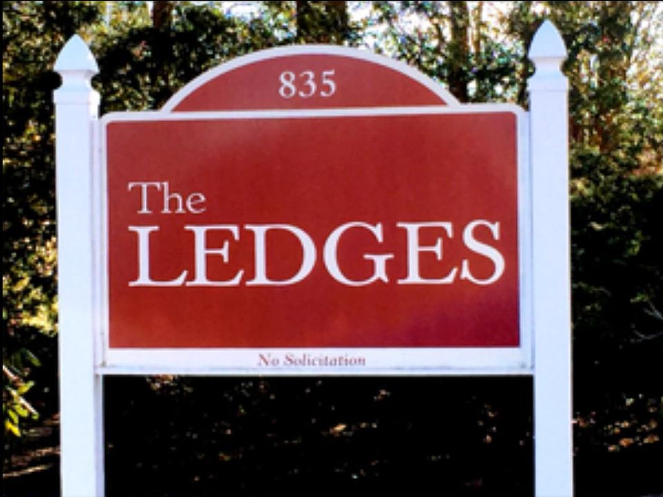 Entrance to The Ledges (on Mount Hope Street)