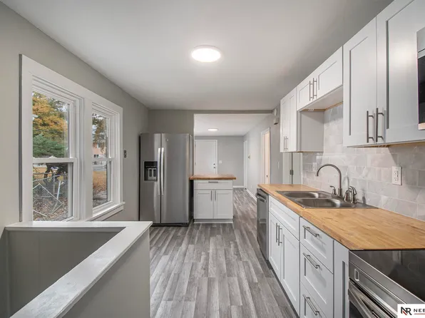 3907 Hartman Ave, Omaha, NE 68111