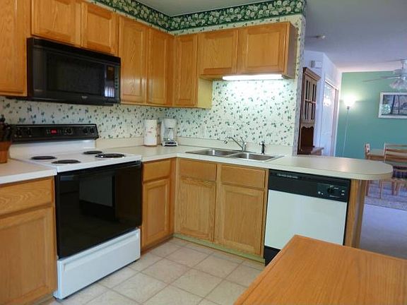 Kitchen w/breakfast bar