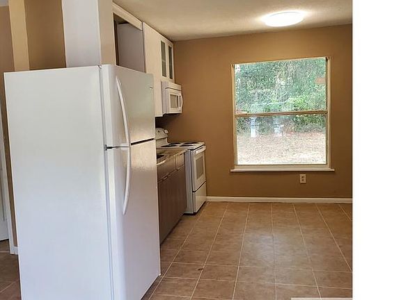 2nd image of 513 W Garrison Ln