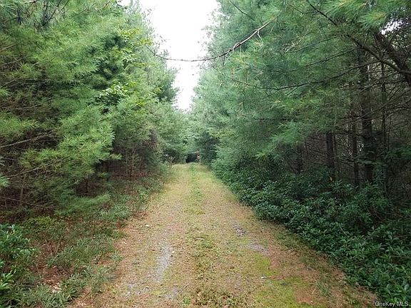 4th image of Glen Manor Dr