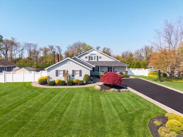 88 Pace Drive S, West Islip, NY 11795