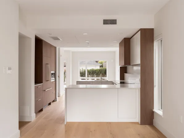 386 W 45th Ave, Vancouver, BC V5Y 2W5