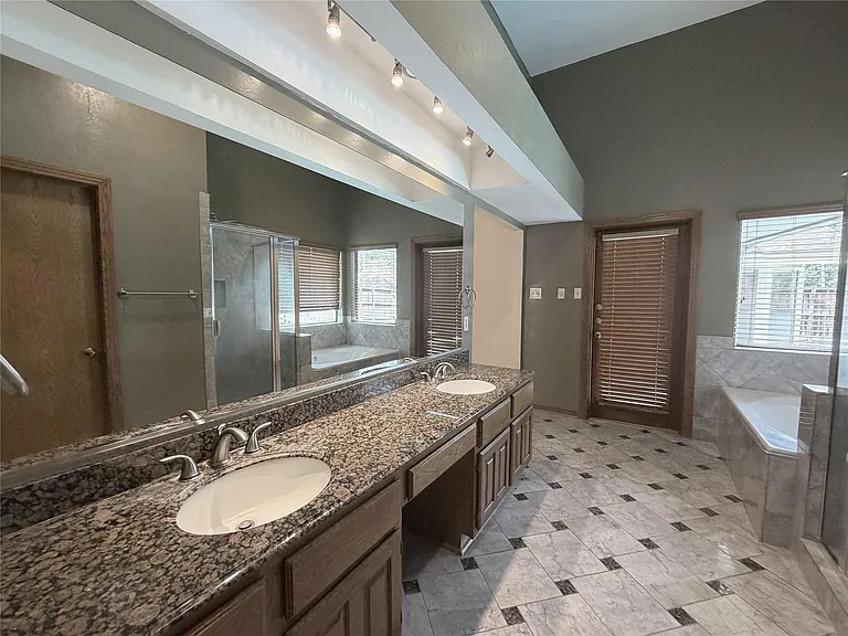 13103 Waldemere Dr — Photo 20