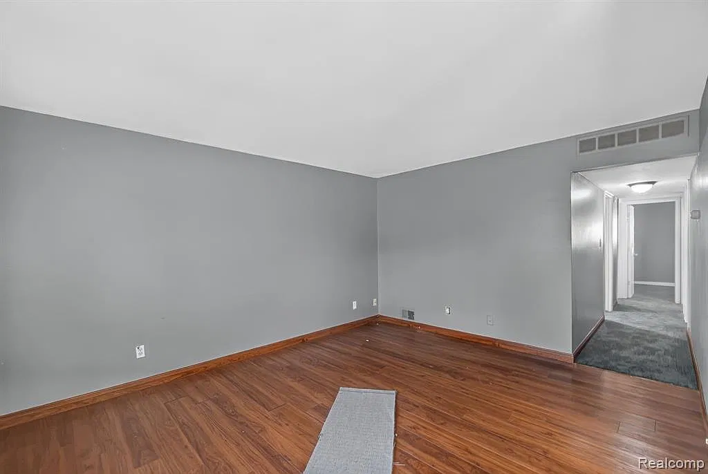 3 bed, 1.0 bath, 975 sqft, $1,600 — Photo 3