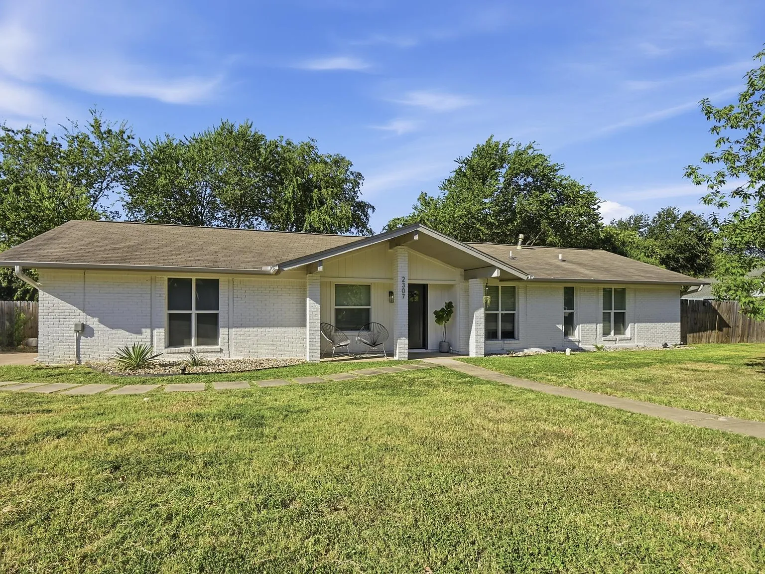3 bed, 2.0 bath, 1101 sqft, $2,300 — Photo 2