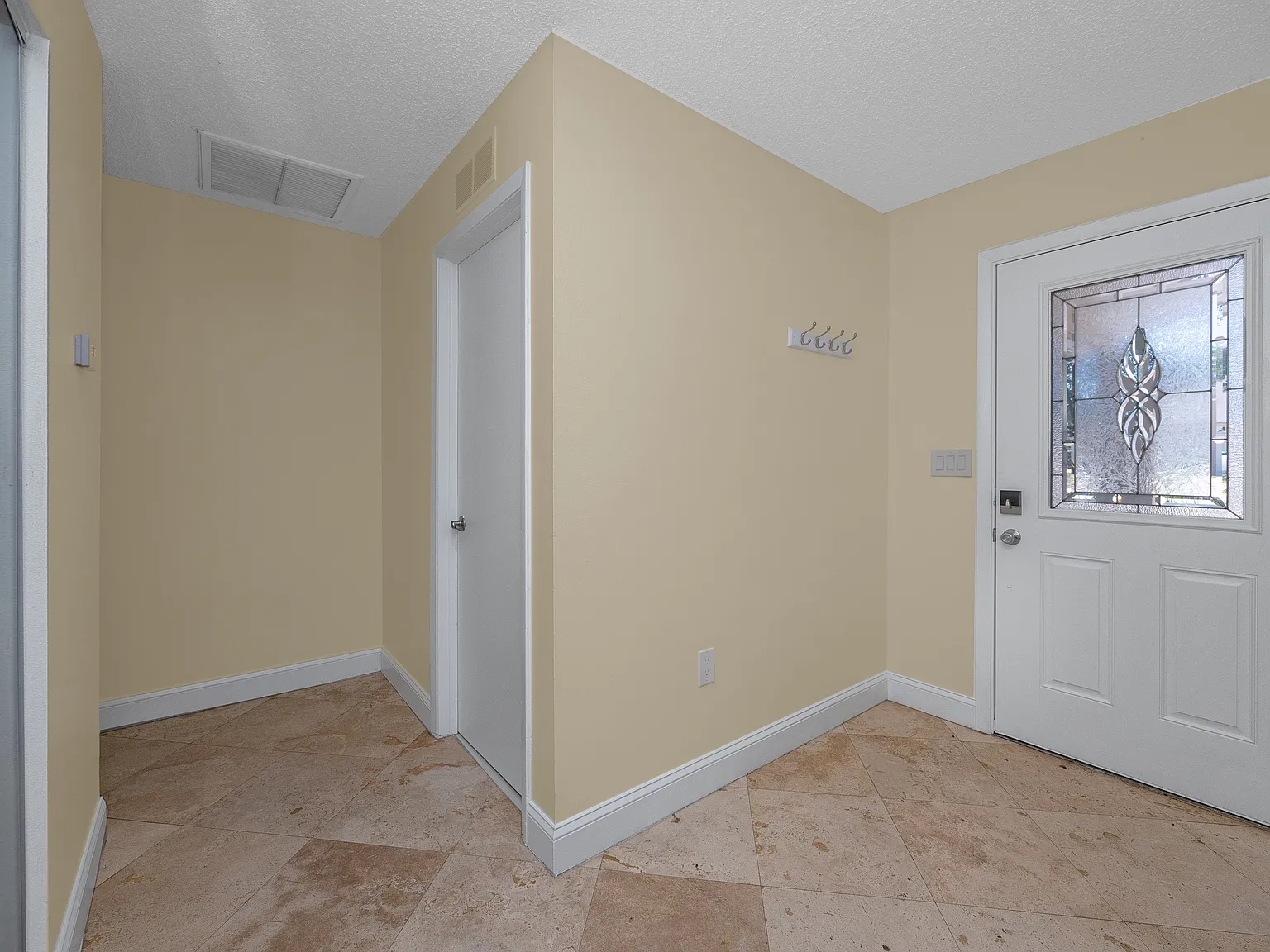 3 bed, 1400 sqft, $2,800 — Photo 3