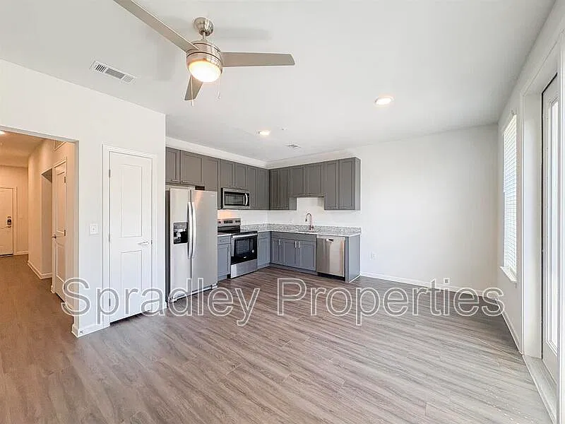 3 bed, 2.0 bath, 1090 sqft, $1,599 — Photo 4