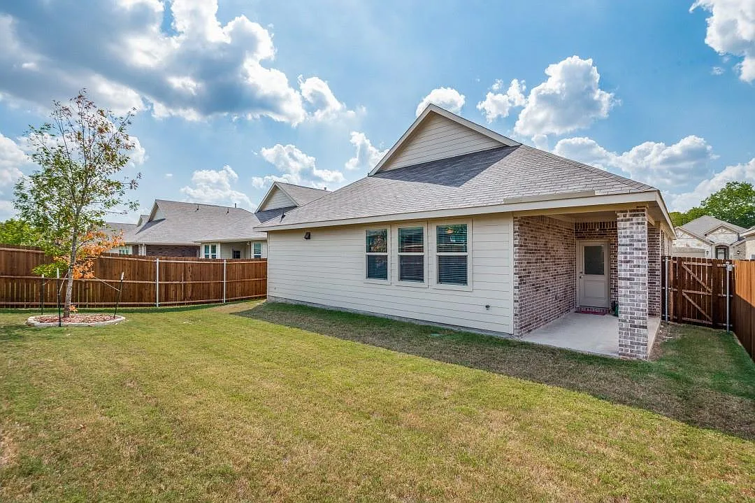 5 bed, 2010 sqft, $3,000 — Photo 2