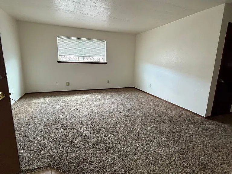 Fox Valley Apartments — Photo 40