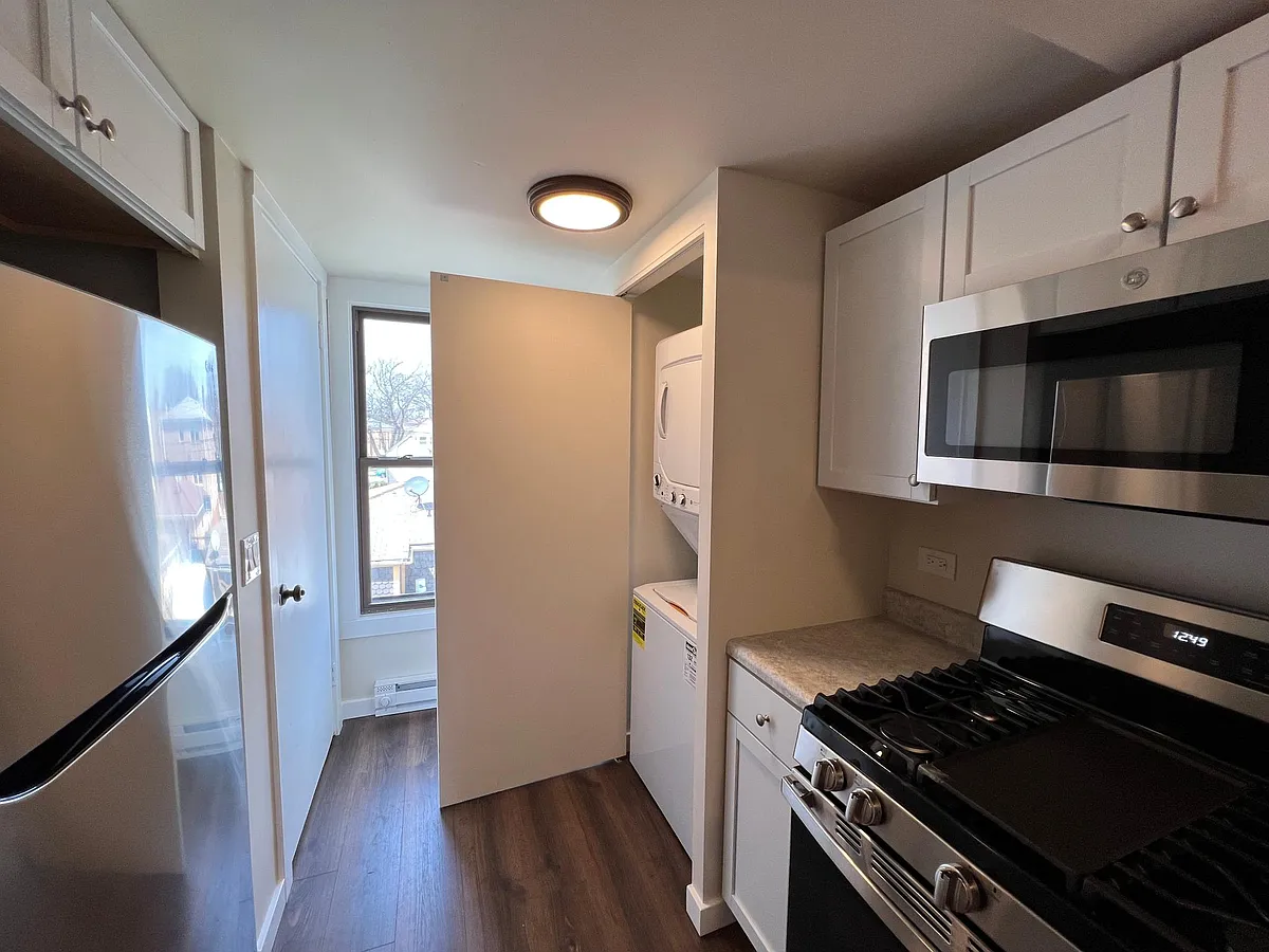 Building Photo - 5028 W Henderson St #2