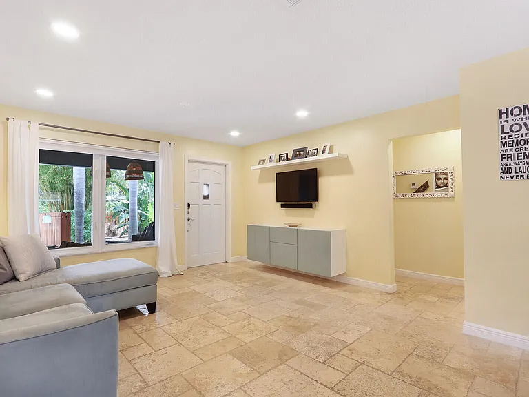 721 N Lakeside Dr — Photo 6