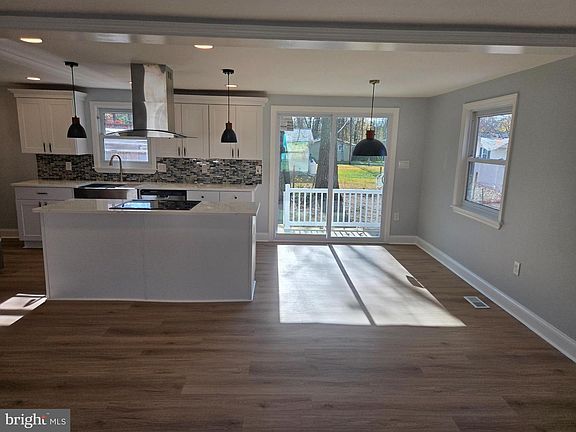 2nd image of 904 Pine Ave
