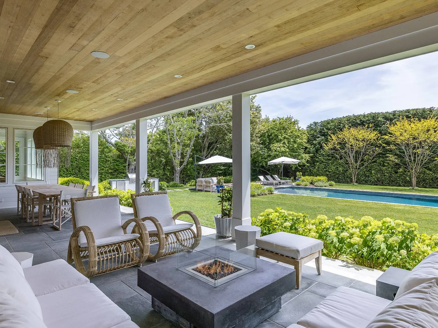 Between the Ocean and Amagansett Village — Photo 3