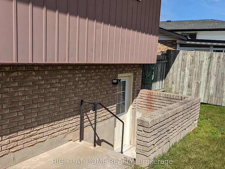 43 Glenayr Pl #LOWER — Photo 3