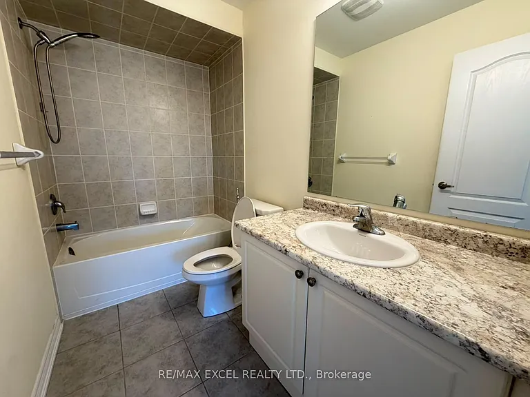 27 Manston Cres — Photo 7