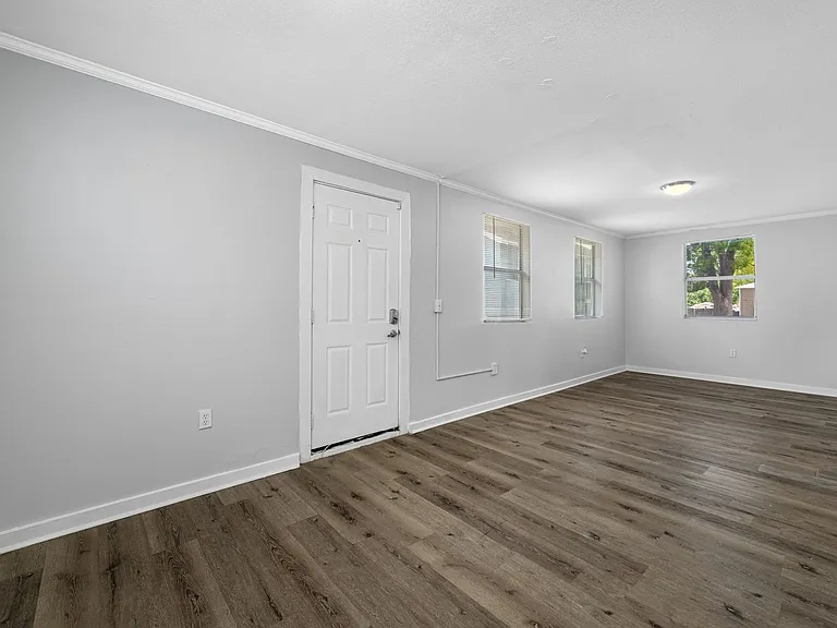 7707 N Huntley Ave — Photo 3