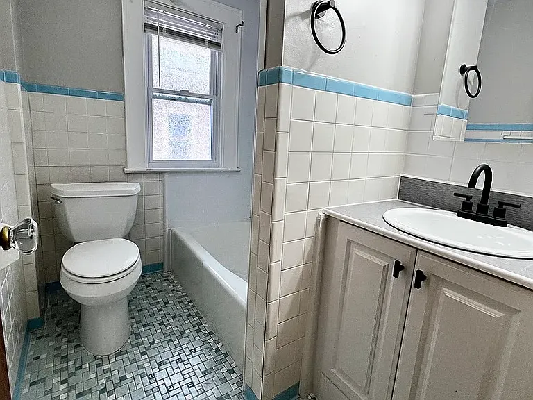 887 Woodbine Ave — Photo 3