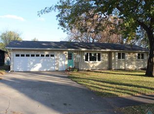 1204 Thresher Dr, Dell Rapids, SD 57022