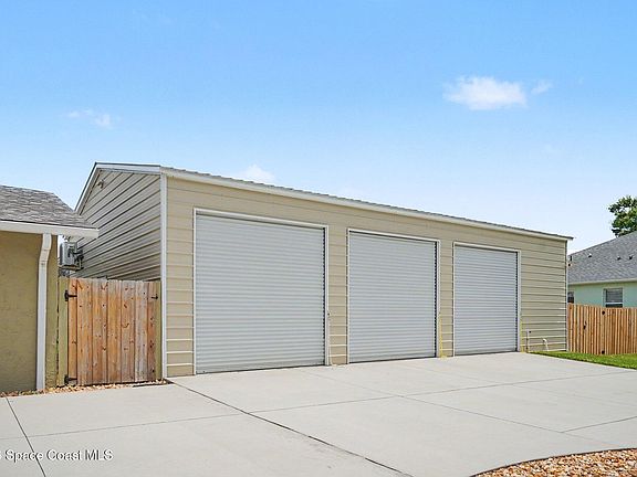 3rd image of 1003 Castile Rd SE