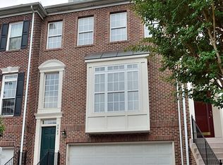 8843 Royal Doulton Ln, Fairfax, VA 22031