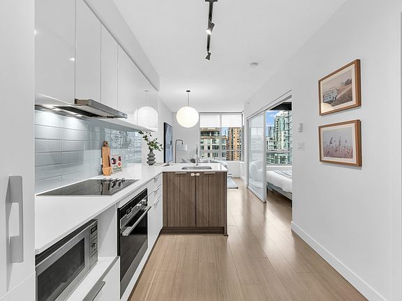 4th image of 1308 Hornby St #1605