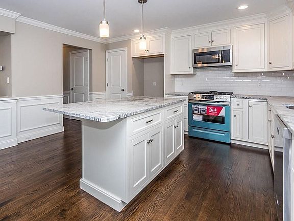 4th image of 74 Pine Hill Cir
