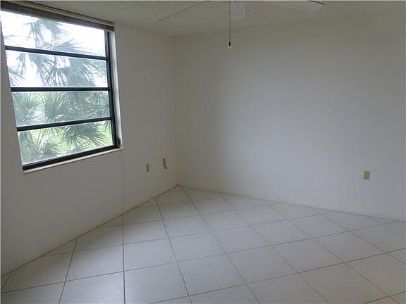 5th image of 1703 Whitehall Dr APT 304