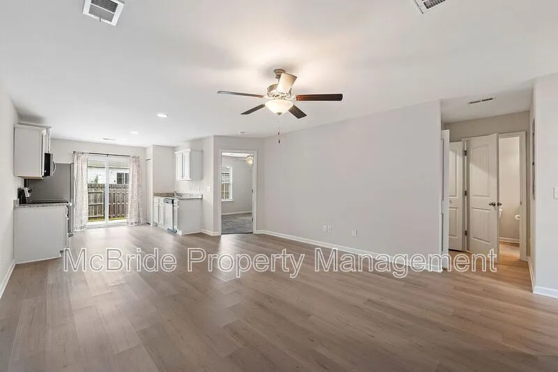 3 bed, 2.0 bath, 1088 sqft, $1,655 — Photo 4