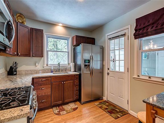 3rd image of 127 Fay Ln