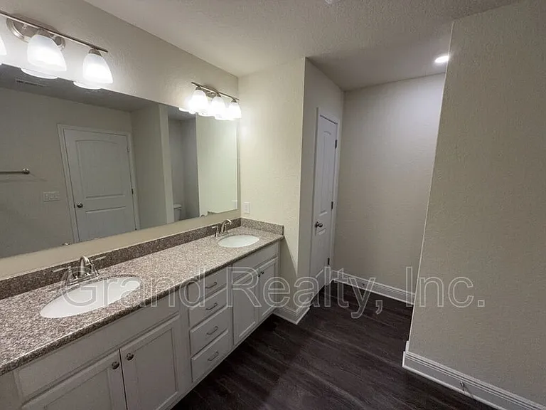 4393 Village Oak Ln — Photo 13