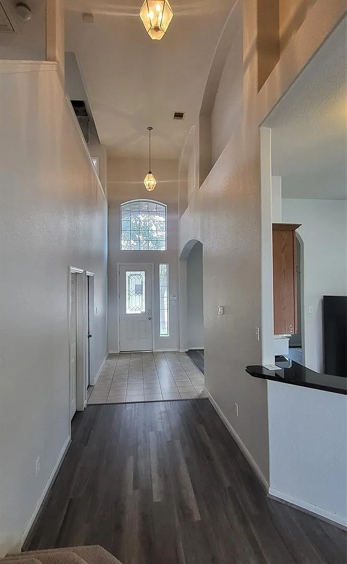 3 bed, 2.5 bath, 2303 sqft, $2,300 — Photo 2