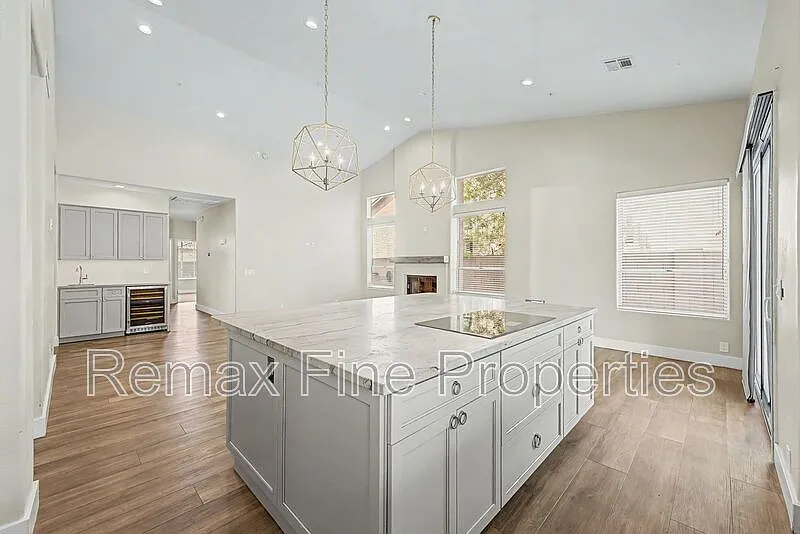 4 bed, 2.0 bath, 2659 sqft, $4,900 — Photo 3