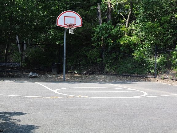 5th image of 18 Burlington Ct