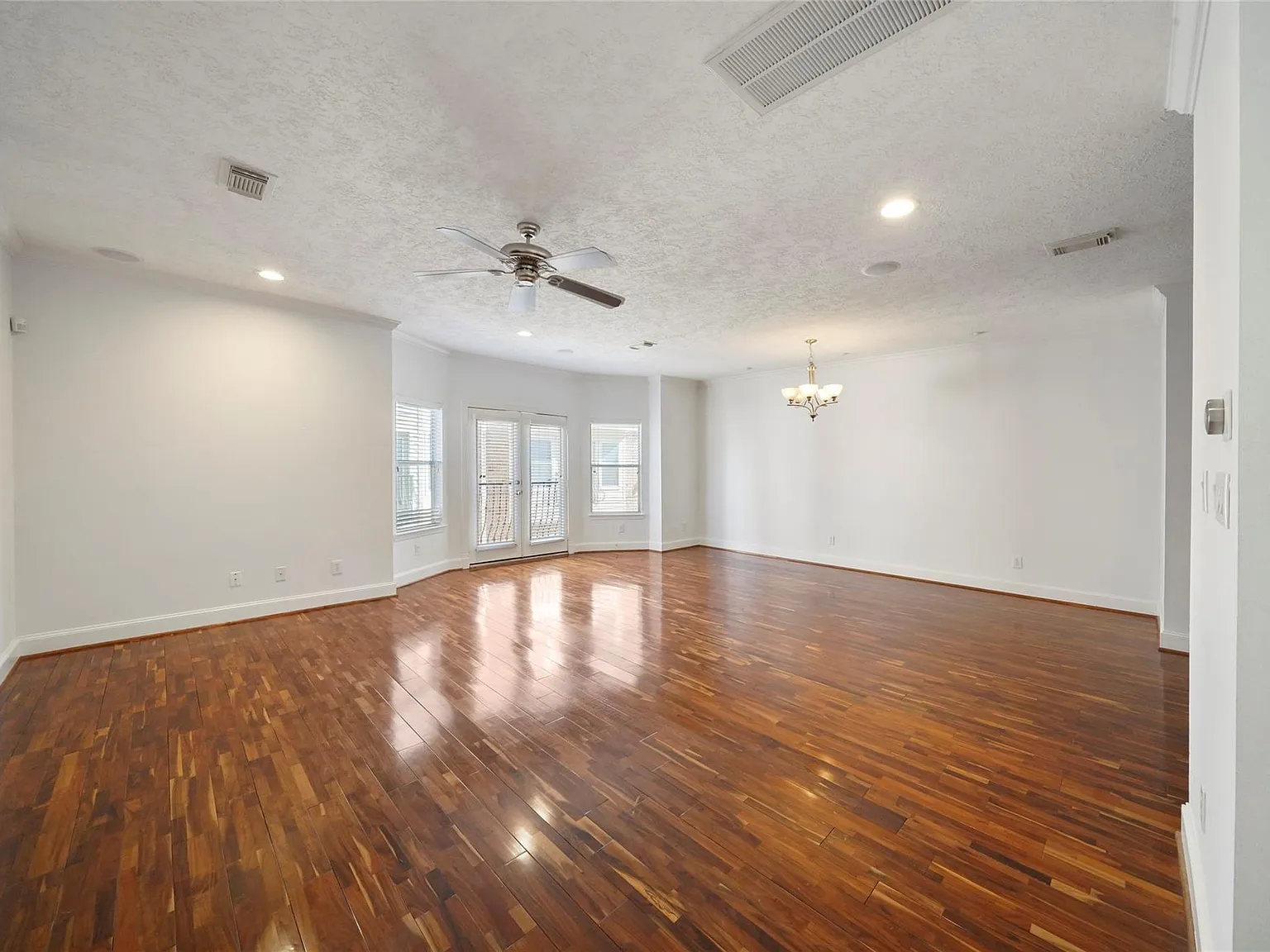 3 bed, 3.5 bath, 1979 sqft, $2,800 — Photo 2