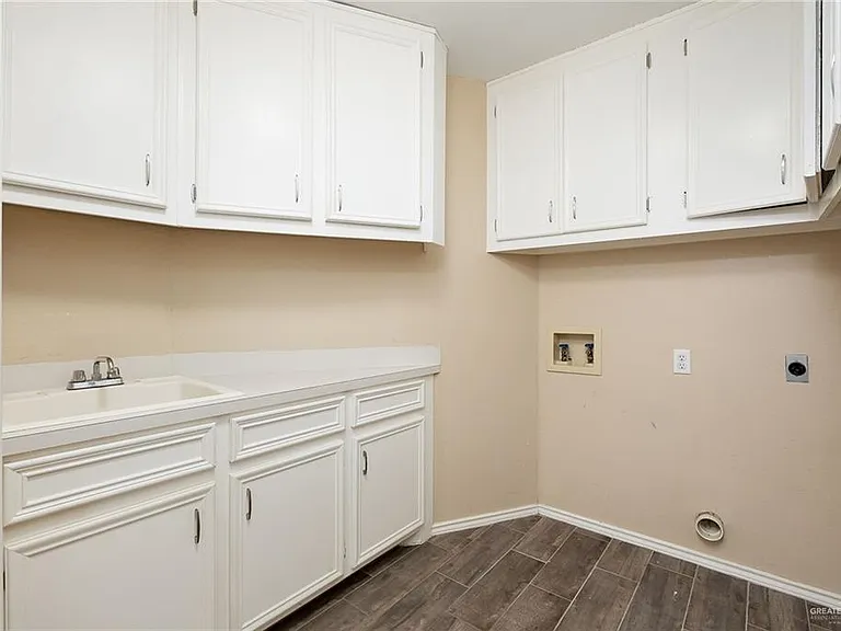 413 E Wisteria Ave — Photo 8