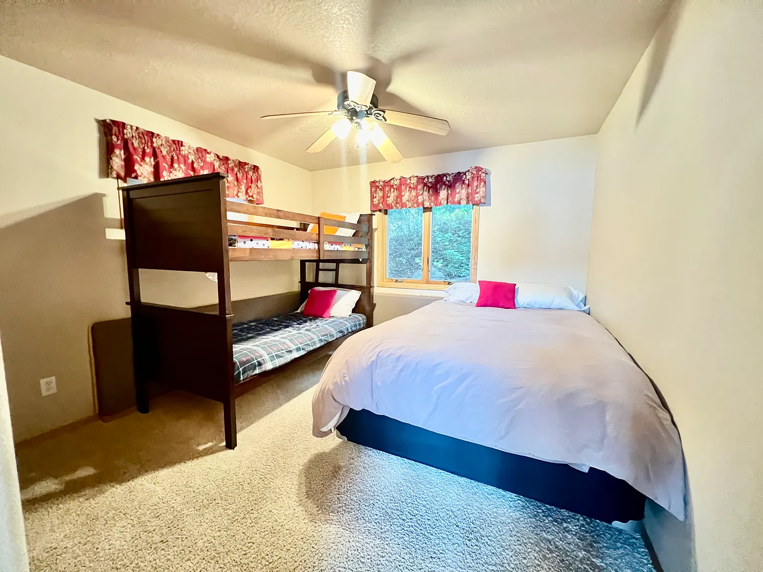 3 bed, 1100 sqft, $1,850 — Photo 1