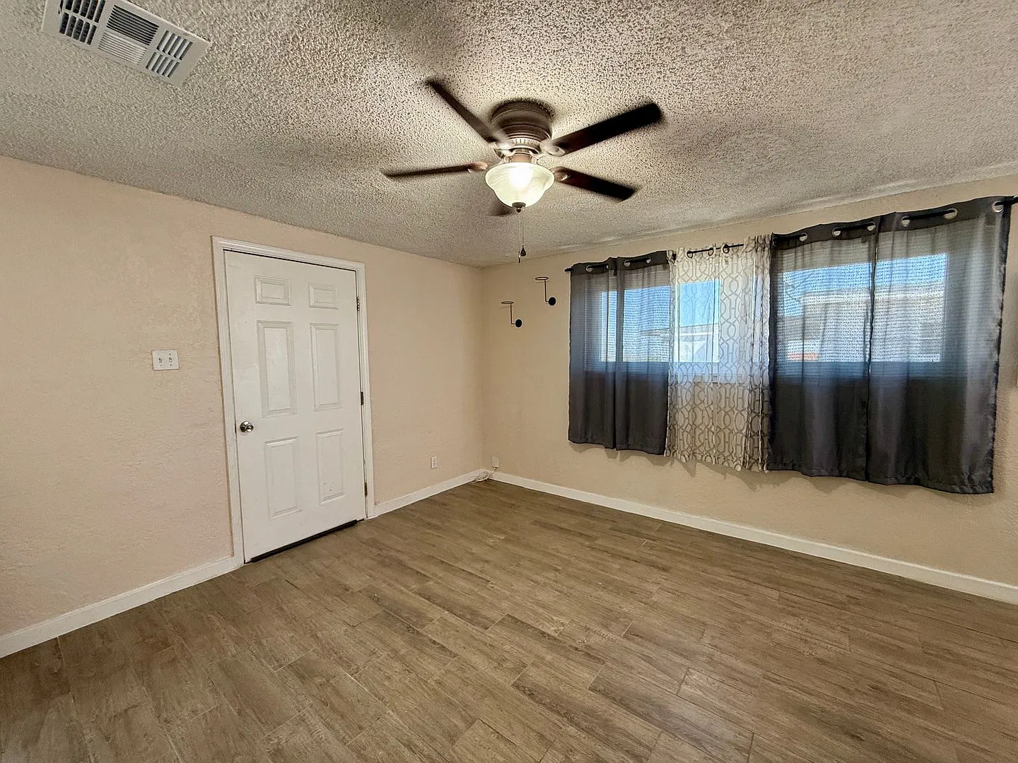 Beautiful Rental Home Comfortable Living on Evalyn Lane — Photo 3