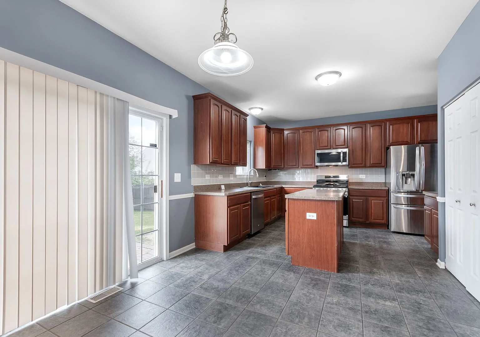 4 bed, 2.5 bath, 3080 sqft, $3,400 — Photo 4
