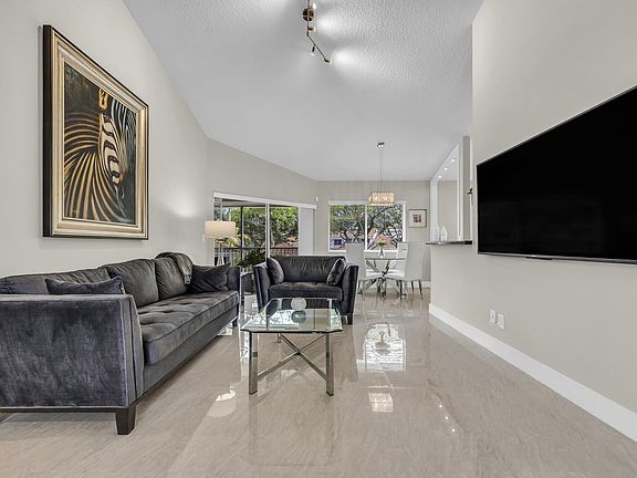 5th image of 994 NW 93rd Avenue