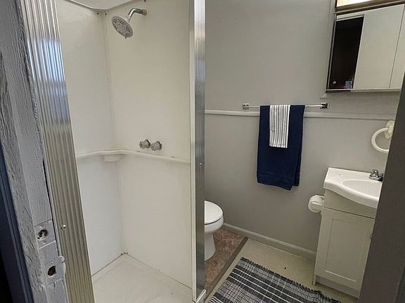 4th image of 606 N Jackson St APT 3