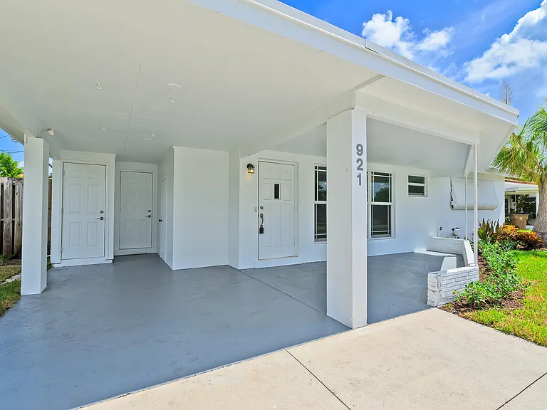 921 SE 15th Ct — Photo 4