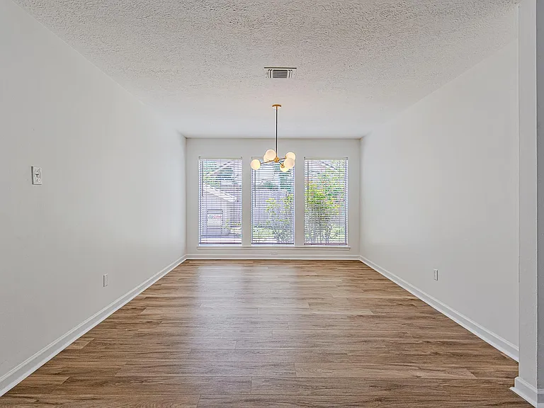 3406 Forest Village Dr — Photo 11