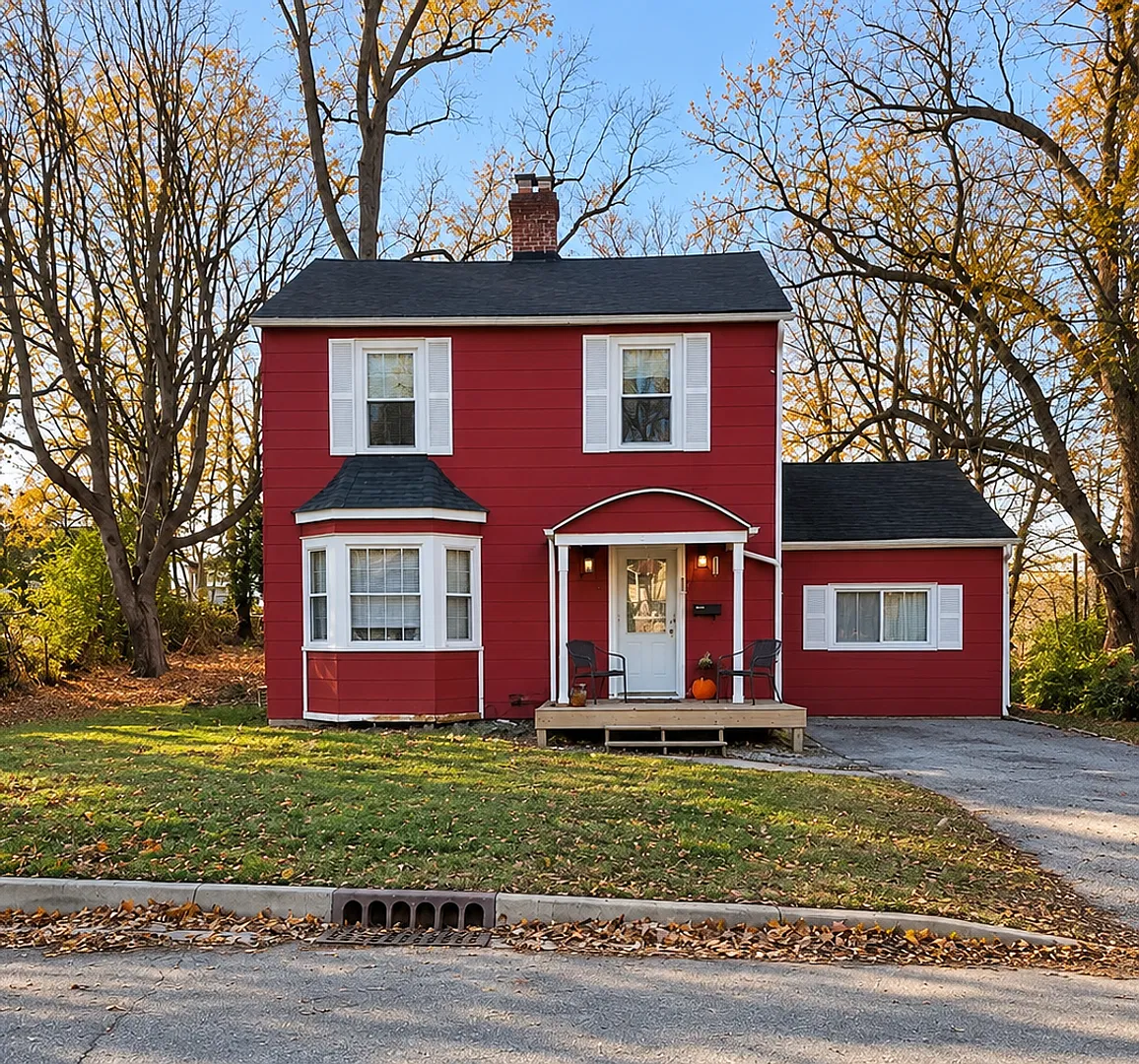 **August 2027** Large Backyard & Back Deck!! 5 Bed, 2 Bath House!! — Photo 1