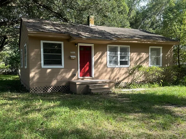 1095 Rhonda Rd — Photo 1