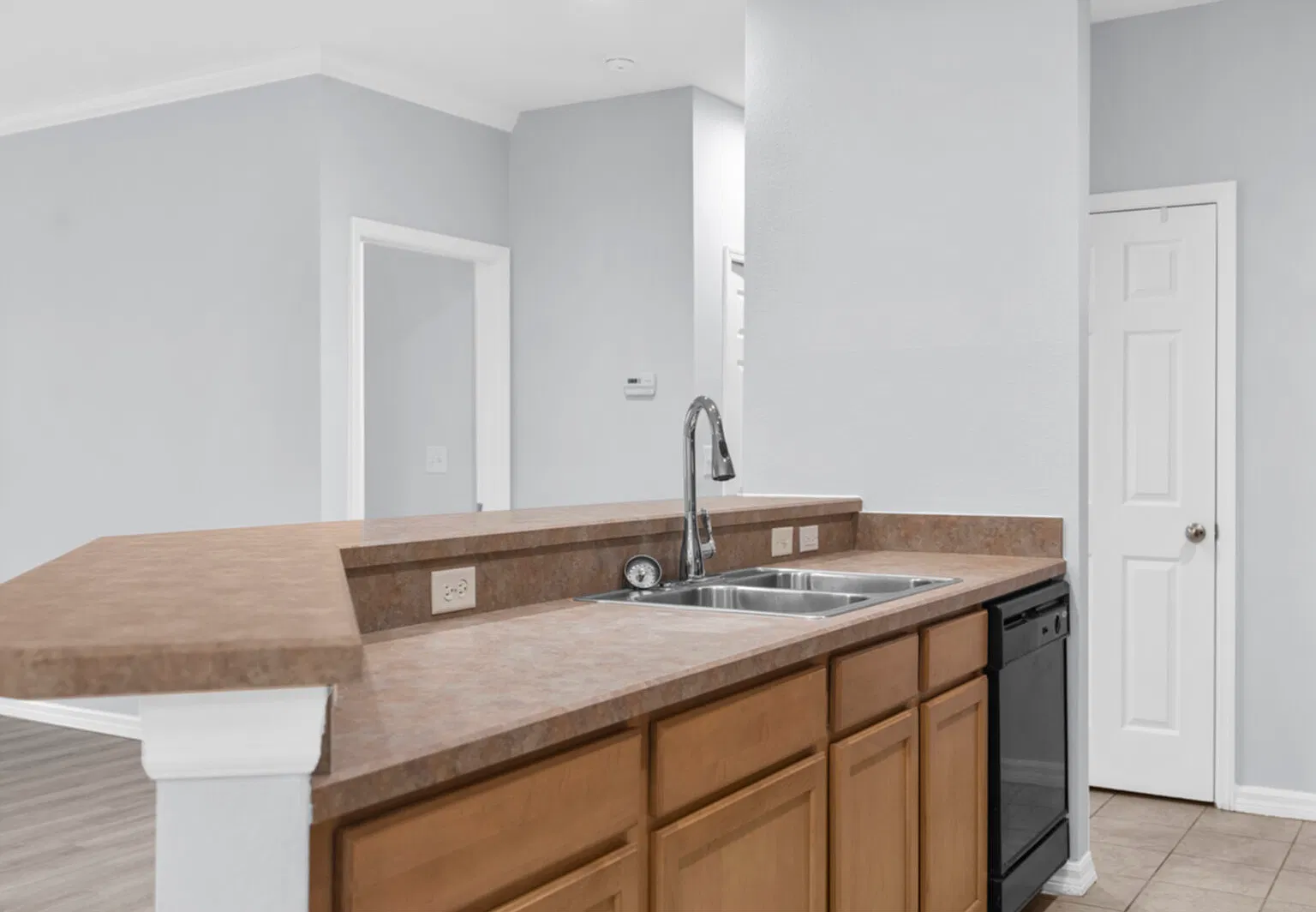 6000 Summerhill - 2 beds unit with elevator access — Photo 3