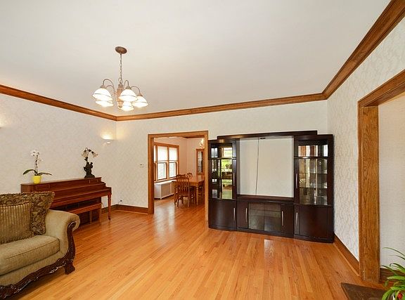 4th image of 1127 N Taylor Ave