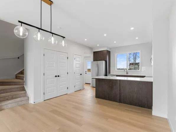 158 S Waterford Rd, Chestermere, AB T1X 2M7