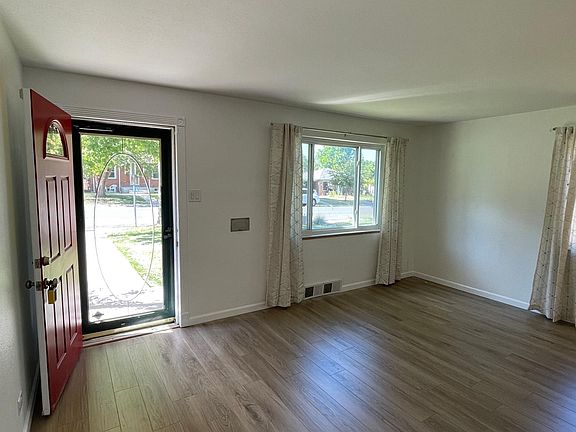 5th image of 1662 Valentia St