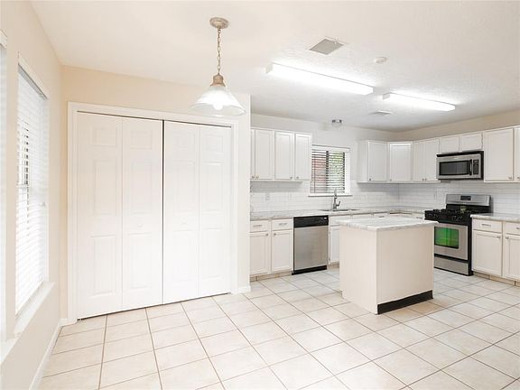 4th image of 209 Sharnoll Cir
